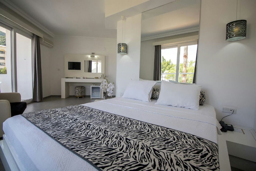 Casa Blanca Beach Hotel 4*
