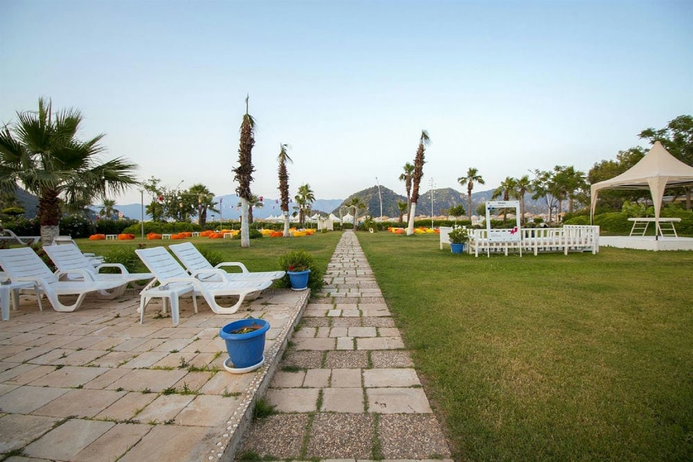 Casa Blanca Beach Hotel 4*
