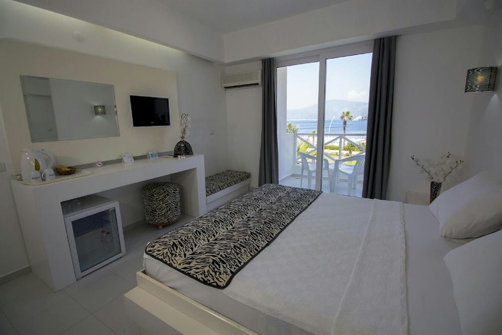 Casa Blanca Beach Hotel 4*