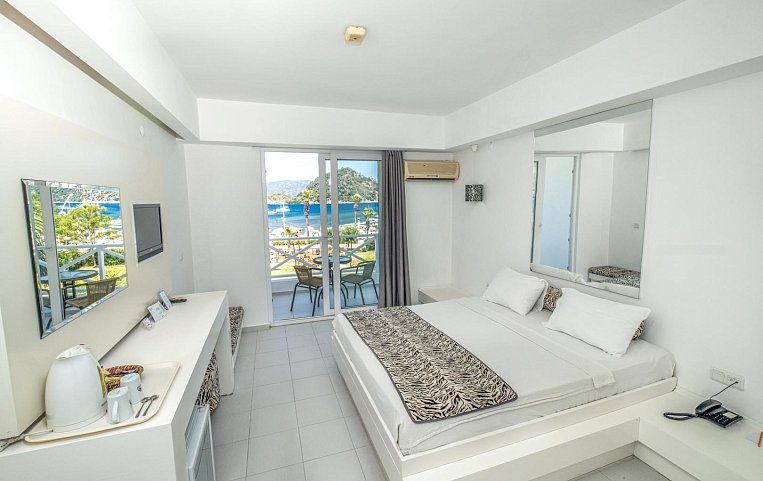 Casa Blanca Beach Hotel 4*