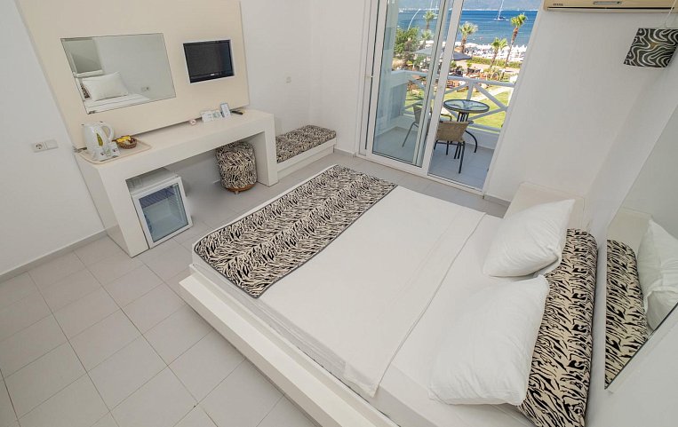 Casa Blanca Beach Hotel 4*