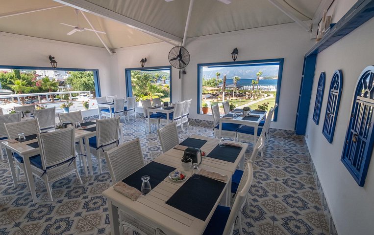 Casa Blanca Beach Hotel 4*