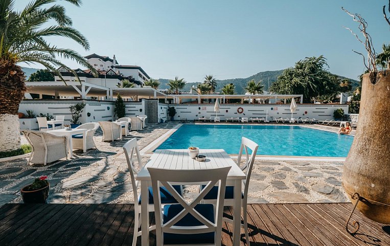 Casa Blanca Beach Hotel 4*