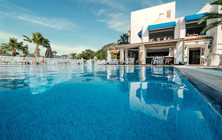 Casa Blanca Beach Hotel 4*