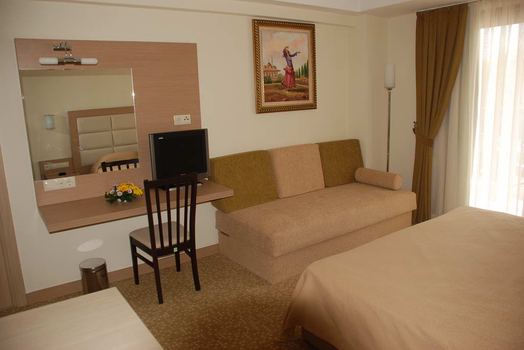 Britannia Hotel & Vollas 3*