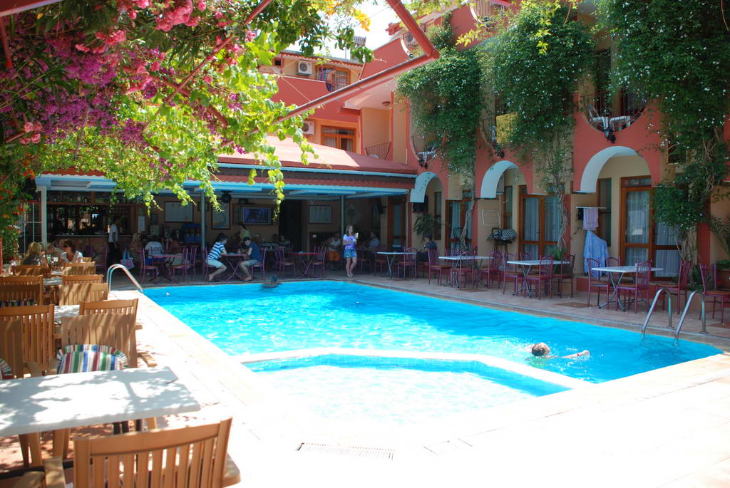 Britannia Hotel & Vollas 3*