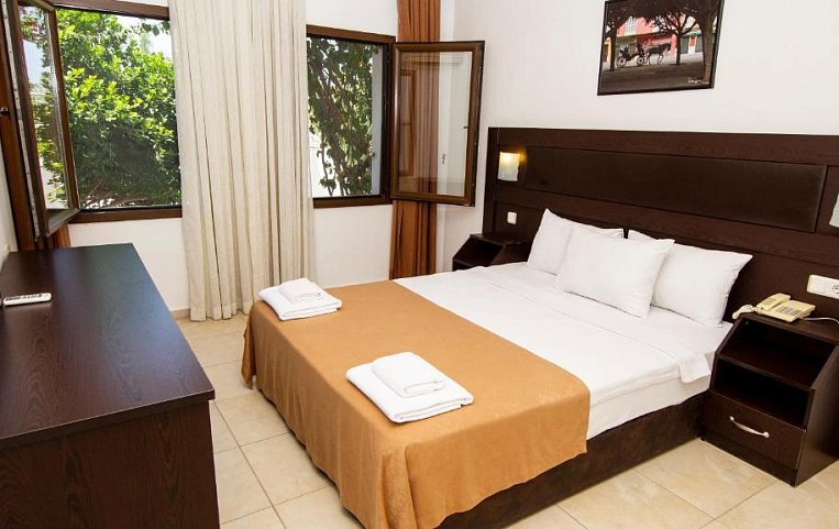 Flora Hotel 3*