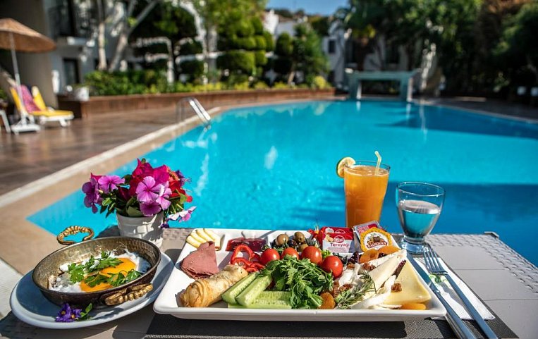 Flora Hotel 3*
