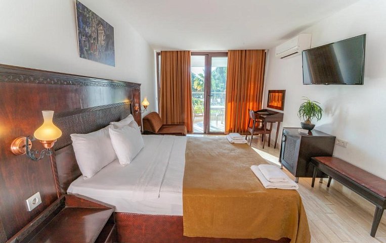 Flora Hotel 3*