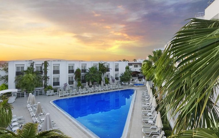 Club Shark Hotel 4*