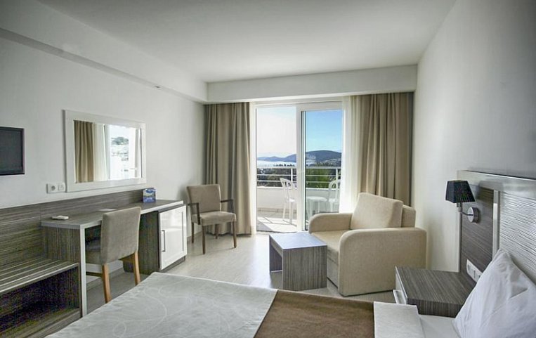 Club Shark Hotel 4*