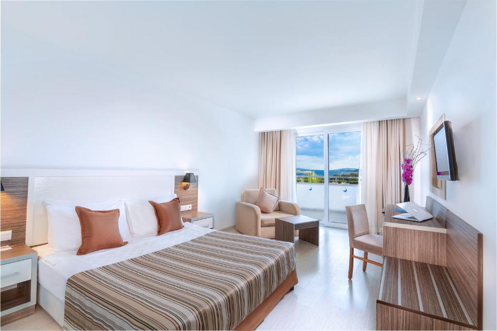 Club Shark Hotel 4*