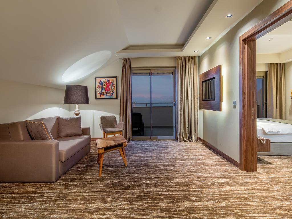 Holiday Inn Antalya Lara 4*