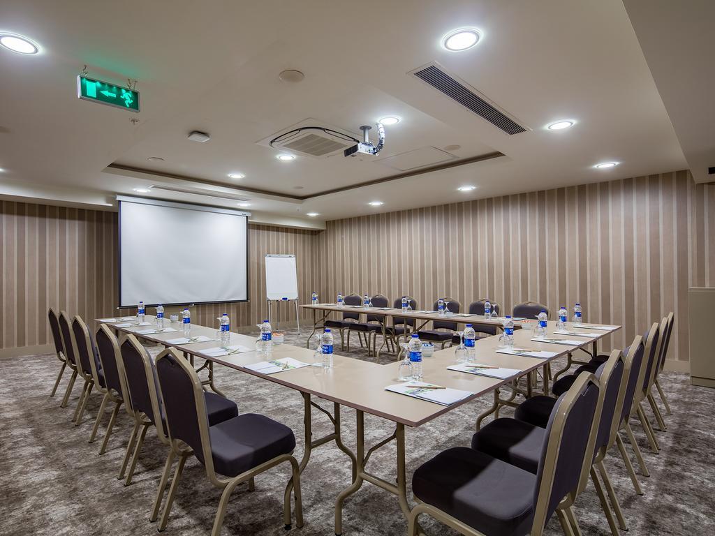 Holiday Inn Antalya Lara 4*