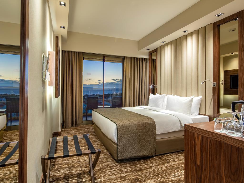 Holiday Inn Antalya Lara 4*