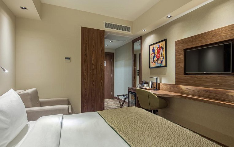 Holiday Inn Antalya Lara 4*
