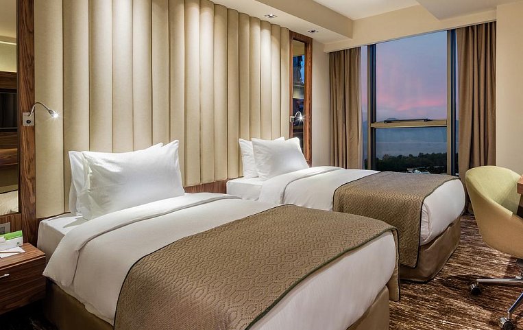 Holiday Inn Antalya Lara 4*
