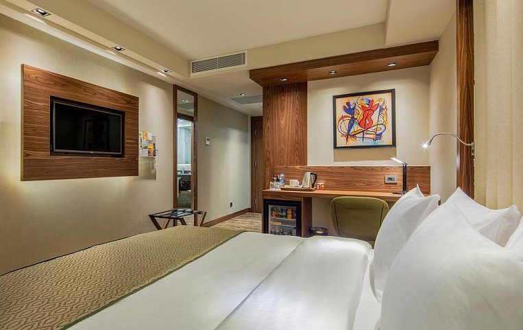 Holiday Inn Antalya Lara 4*