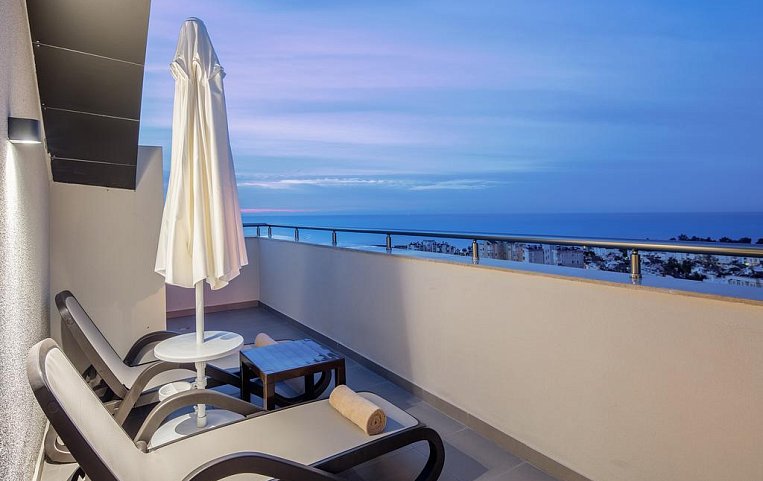 Holiday Inn Antalya Lara 4*