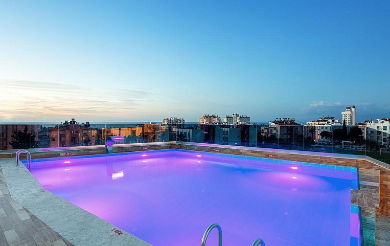 Holiday Inn Antalya Lara 4*