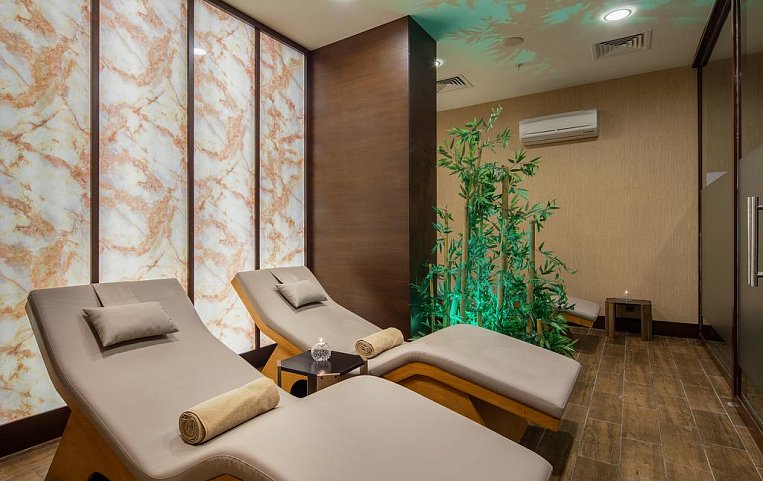 Holiday Inn Antalya Lara 4*