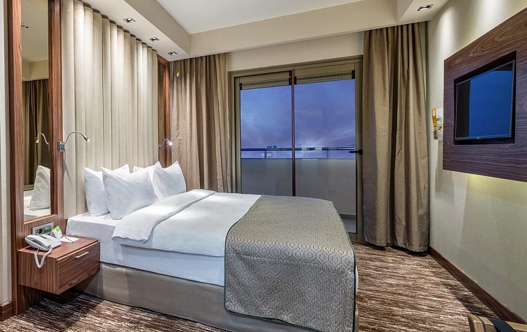 Holiday Inn Antalya Lara 4*