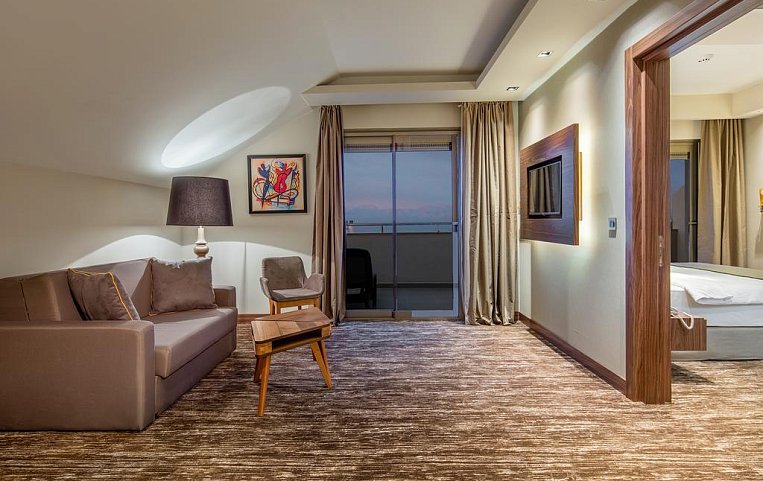 Holiday Inn Antalya Lara 4*