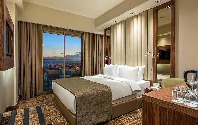 Holiday Inn Antalya Lara 4*