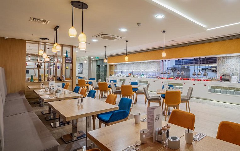 Holiday Inn Antalya Lara 4*