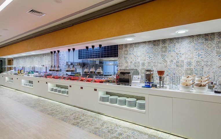 Holiday Inn Antalya Lara 4*