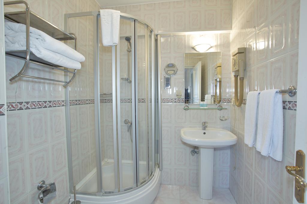 1207 (ex. ALZER HOTEL)