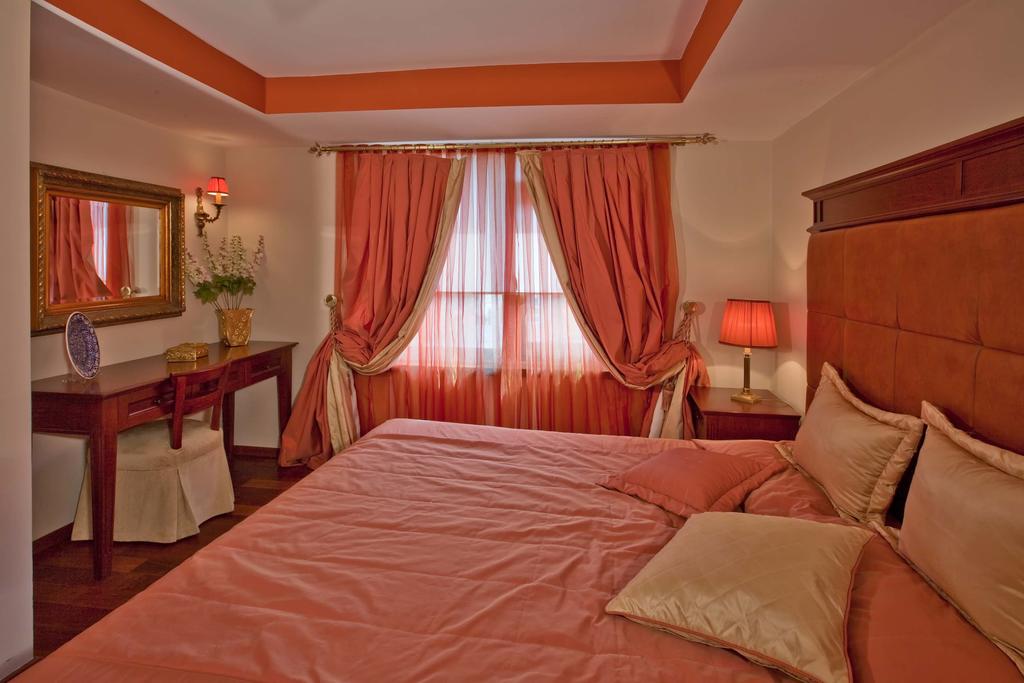 1207 (ex. ALZER HOTEL)