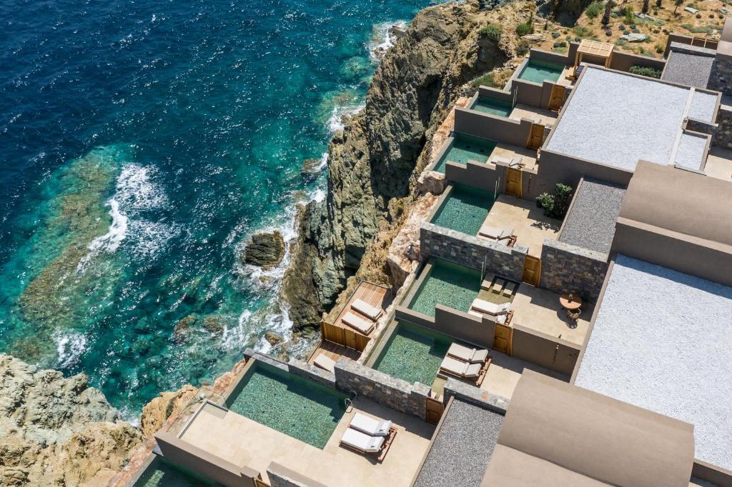 ACRO SUITES
