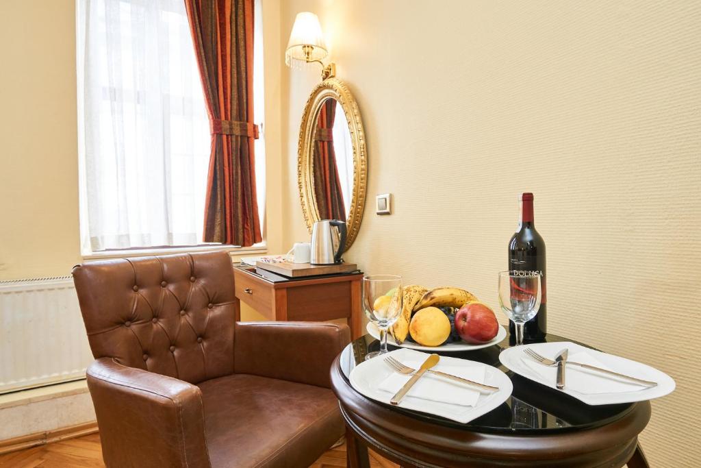 AMBER HOTEL