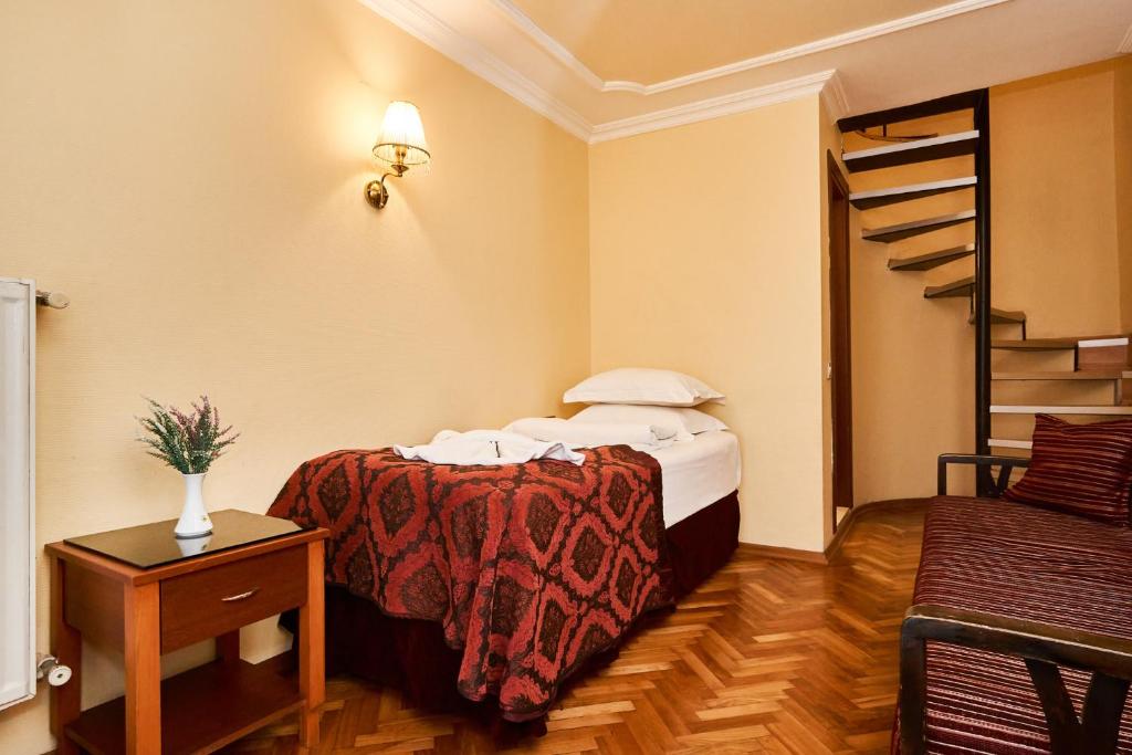 AMBER HOTEL