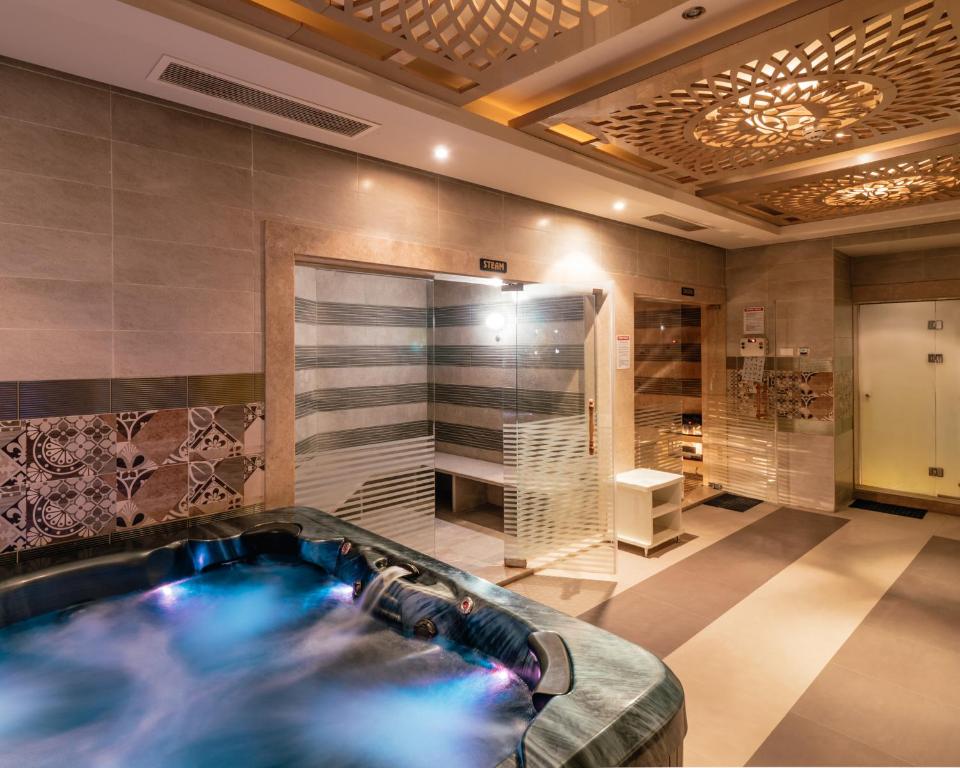 AMC ROYAL HOTEL & SPA 