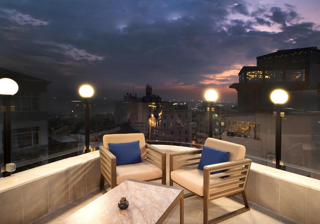 APRILIS DELUXE HOTEL
