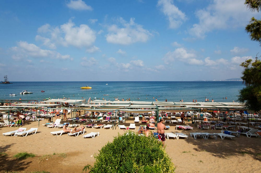 ARMAS GREEN FUGLA BEACH