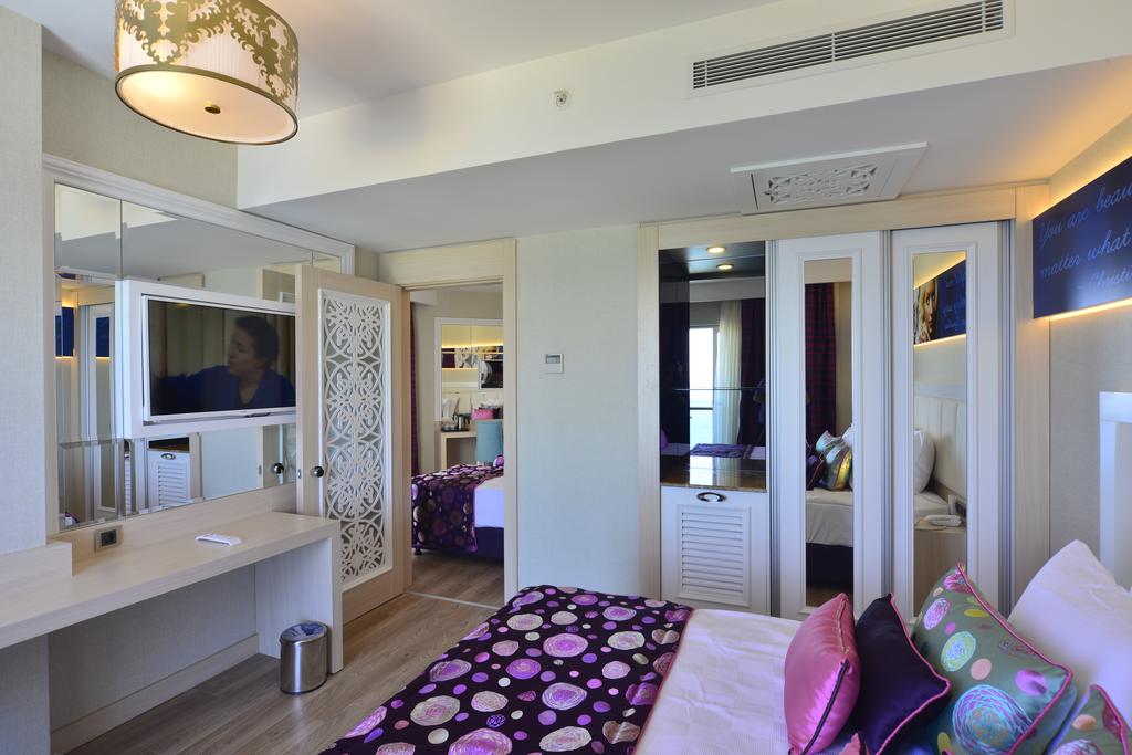 AZURA DELUXE RESORT & SPA