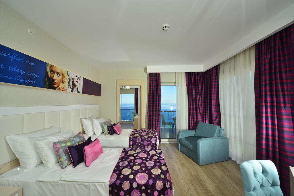 AZURA DELUXE RESORT & SPA