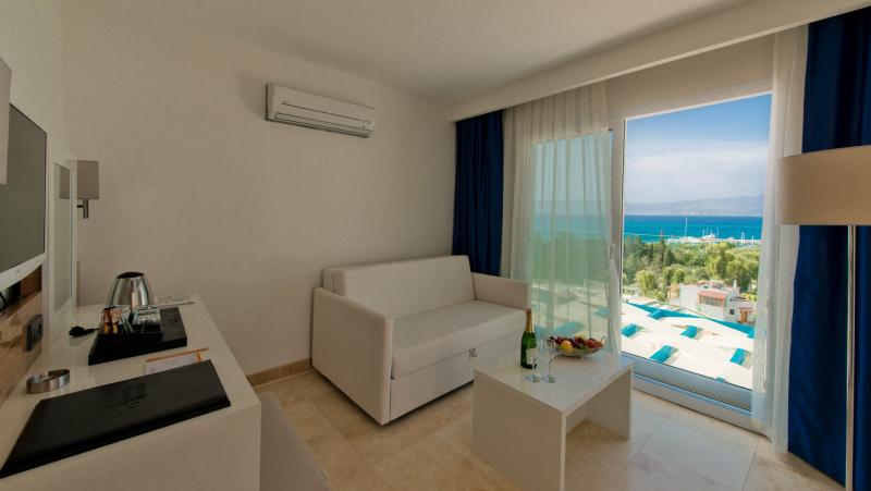 BELLAZURE HOTEL
