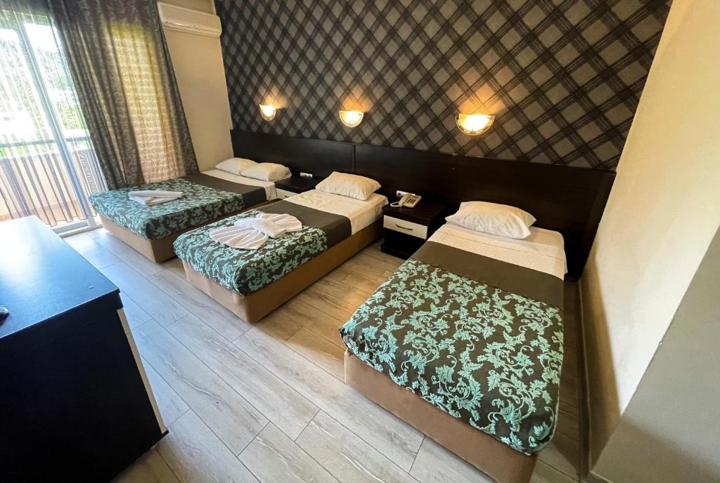 CASTLE PARK HOTEL