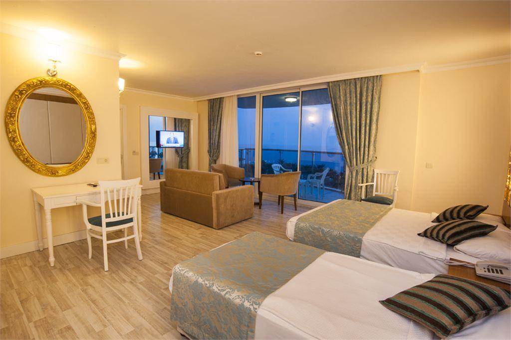 CONCORDIA CELES HOTEL