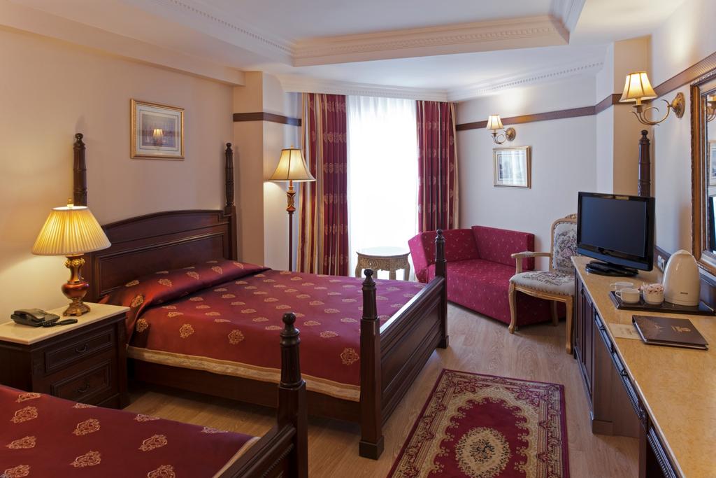 DELPHIN PALACE HOTEL