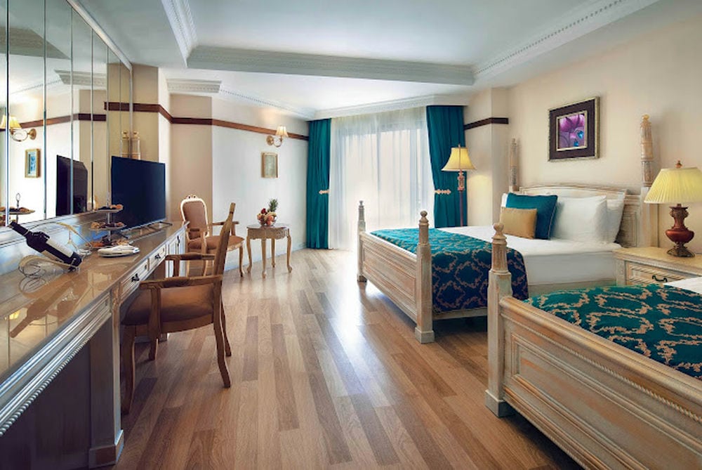 DELPHIN PALACE HOTEL
