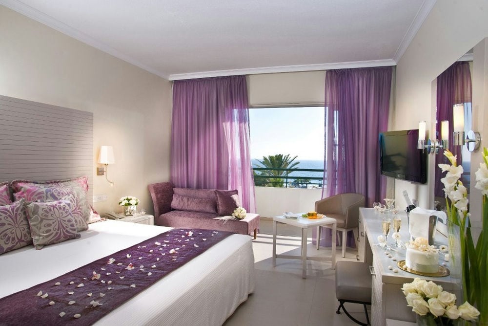 LOUIS IMPERIAL BEACH HOTEL