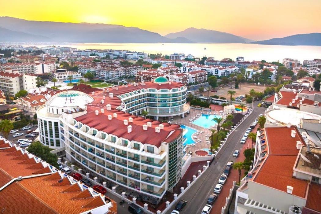 PINETA PARK DELUXE HOTEL