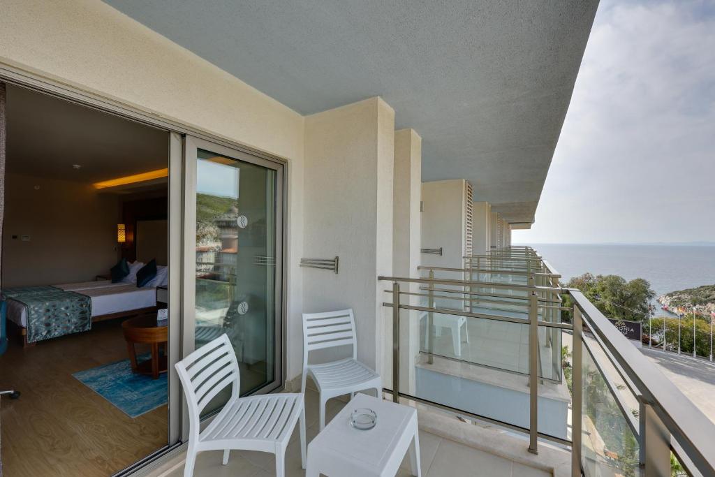 RAMADA HOTEL SUITES BY WYNDHAM KUSADASI