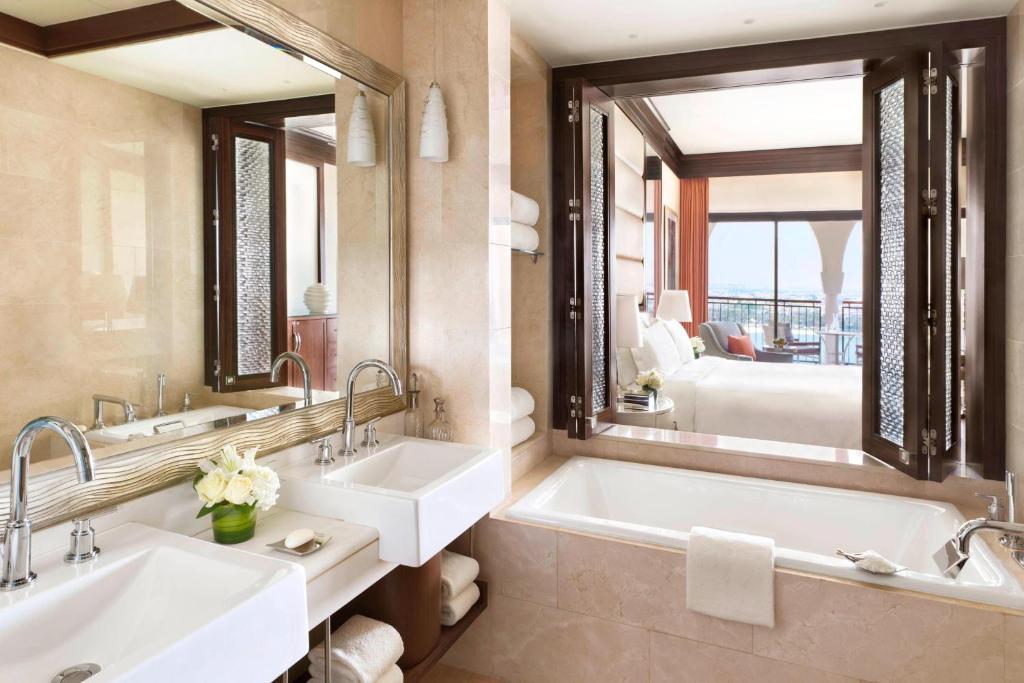 THE RITZ CARLTON ABU DHABI GRAND CANAL