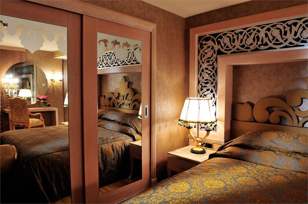 TITANIC MARDAN PALACE 